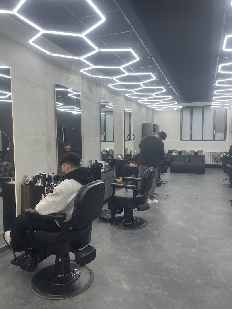 Innenraum des SALON MOUSTACHE mit modernen Lichtinstallationen