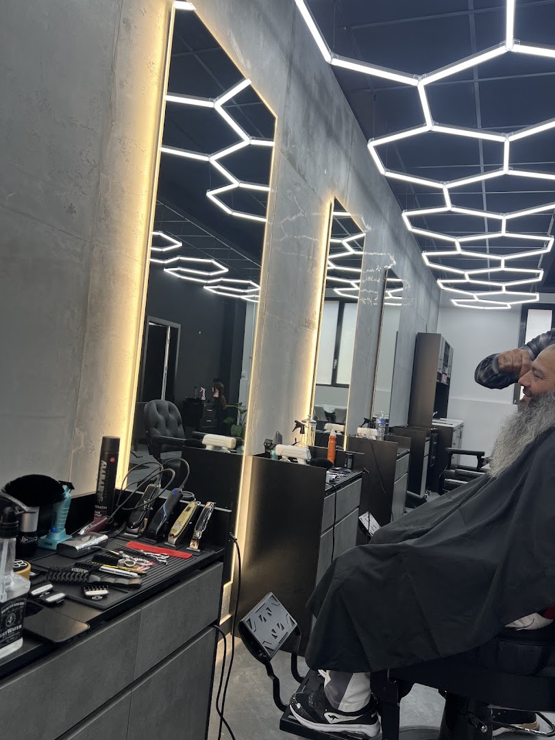 Team und Kunde im hellen Innenraum des SALON MOUSTACHE